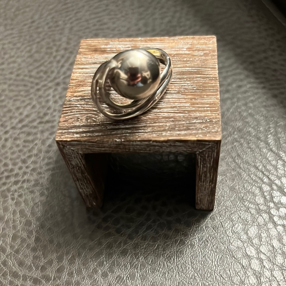 Appealing 950 Sterling Silver Ring.